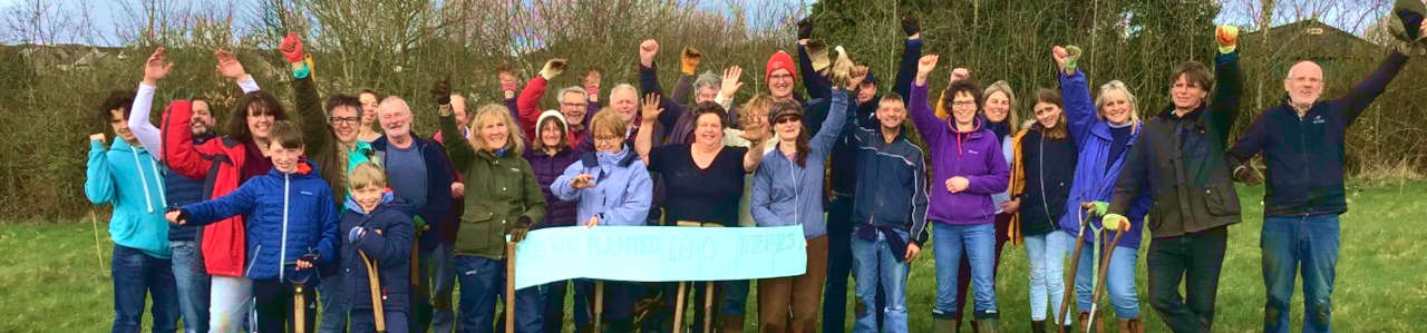 Tree planting volunteers protect the Cotswolds in Chalford © ChalCAN Biodiversity Action