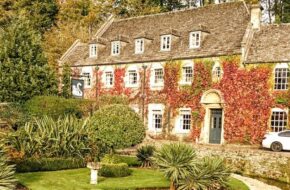 Autumn colours in the Cotswolds are stunning in Bibury!